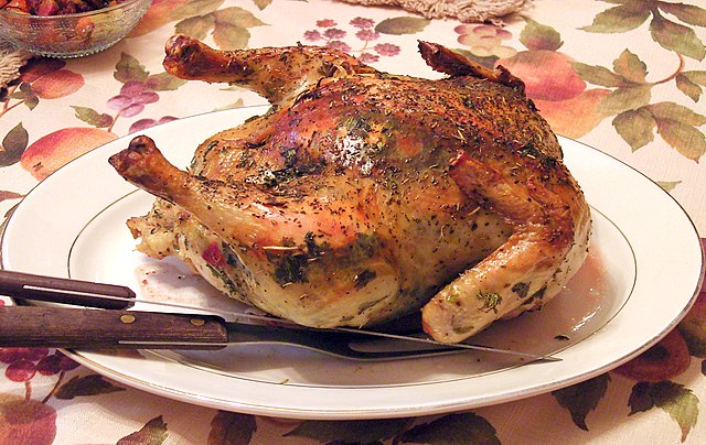 La imagen muestra un pollo asado