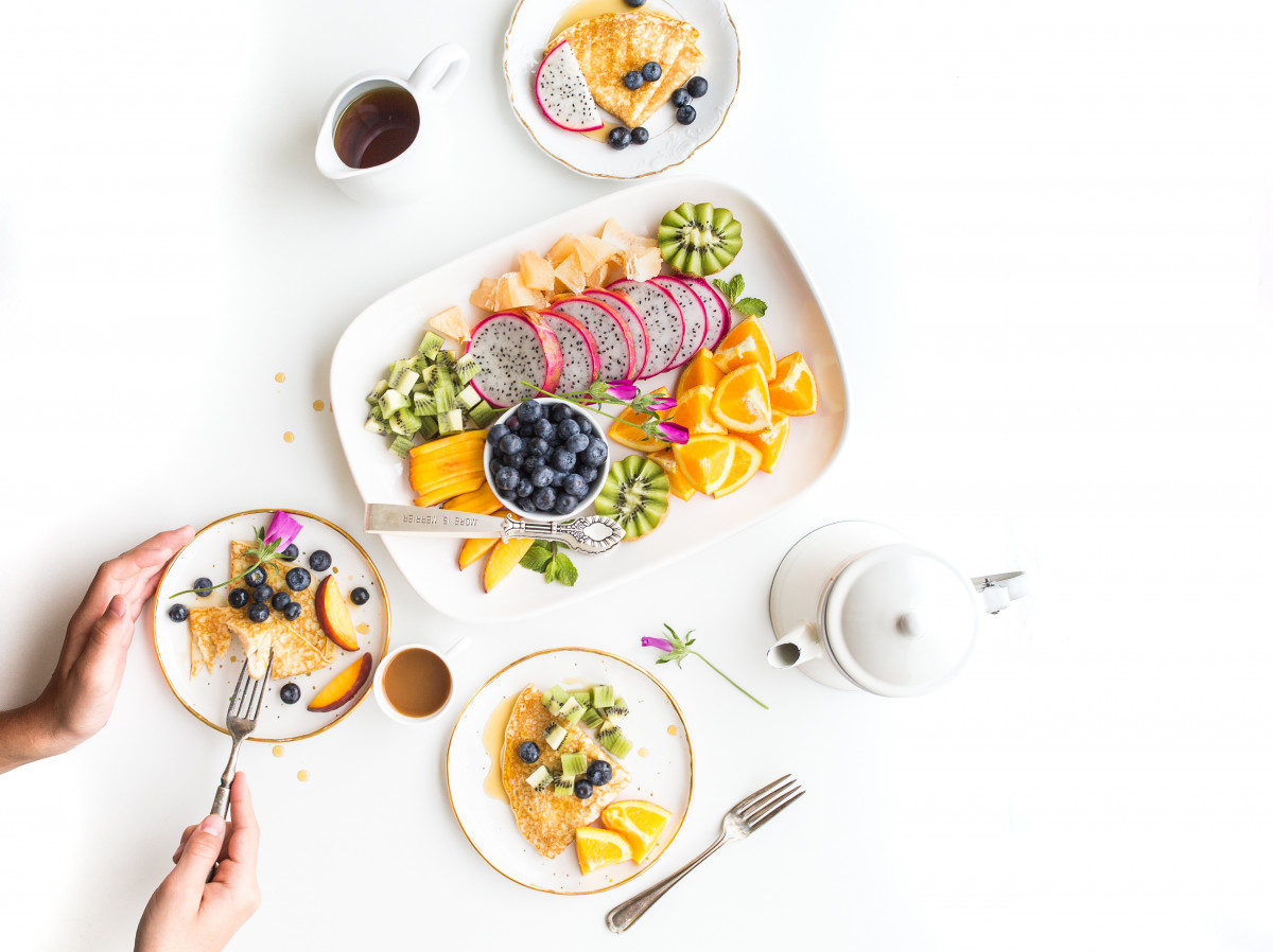 La imagen muestra un desayuno saludable.