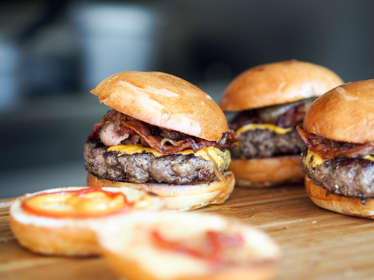 La imagen muestra varias hamburguesas