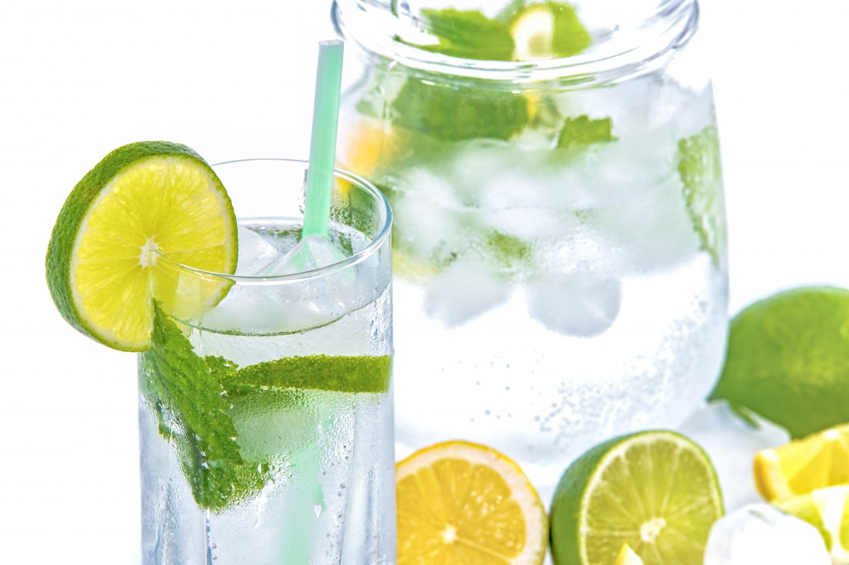 La imagen muestra un vaso de limonada.