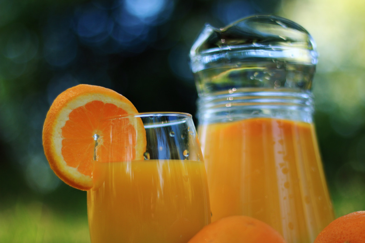 La imagen muestra una jarra de zumo de naranja.