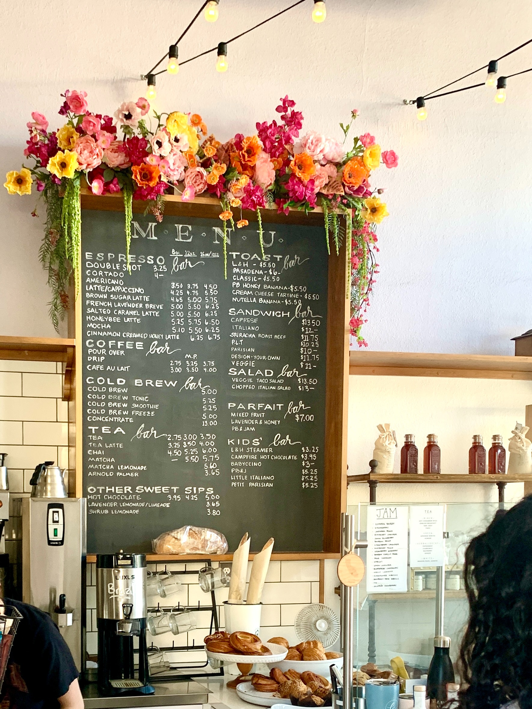 La imagen muestra el cartel menú de una cafetería