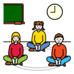 niños sentados en círculo, una pizarra y un reloj