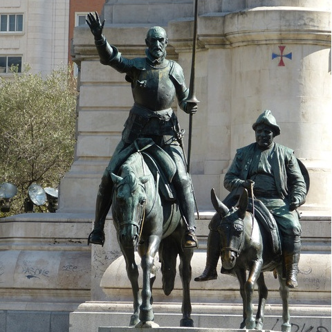 fotografía de una estatua que representa a Don Quijote y Sancho Panza