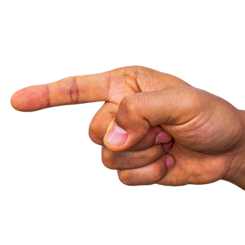 fotografía de una mano con el dedo índice señalando a un lugar