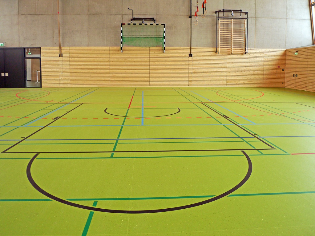 fotografía de un pabellón deportivo con una pista de fútbol y diferentes elementos como espalderas
