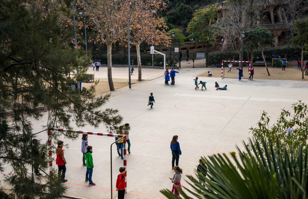 fotografía de un patio de un colegio con niños y niñas jugando en él durante el recreo