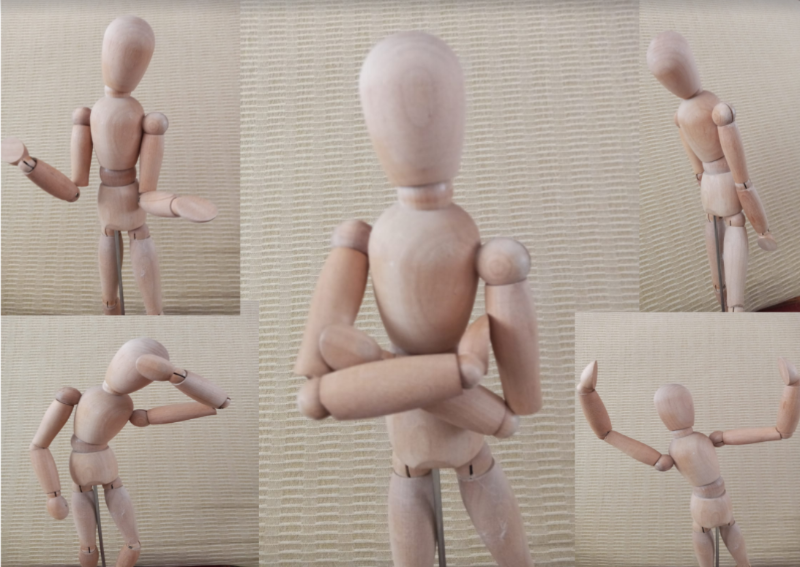 La imagen muestra varios muñecos articulados de madera en distintas posturas corporales.