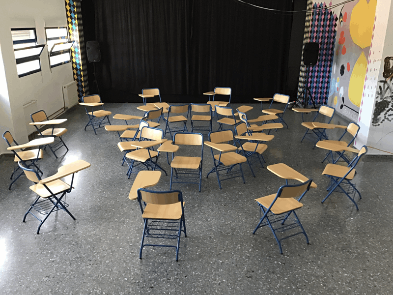 La imagen muestra  una posible disposición de las sillas durante la class date.