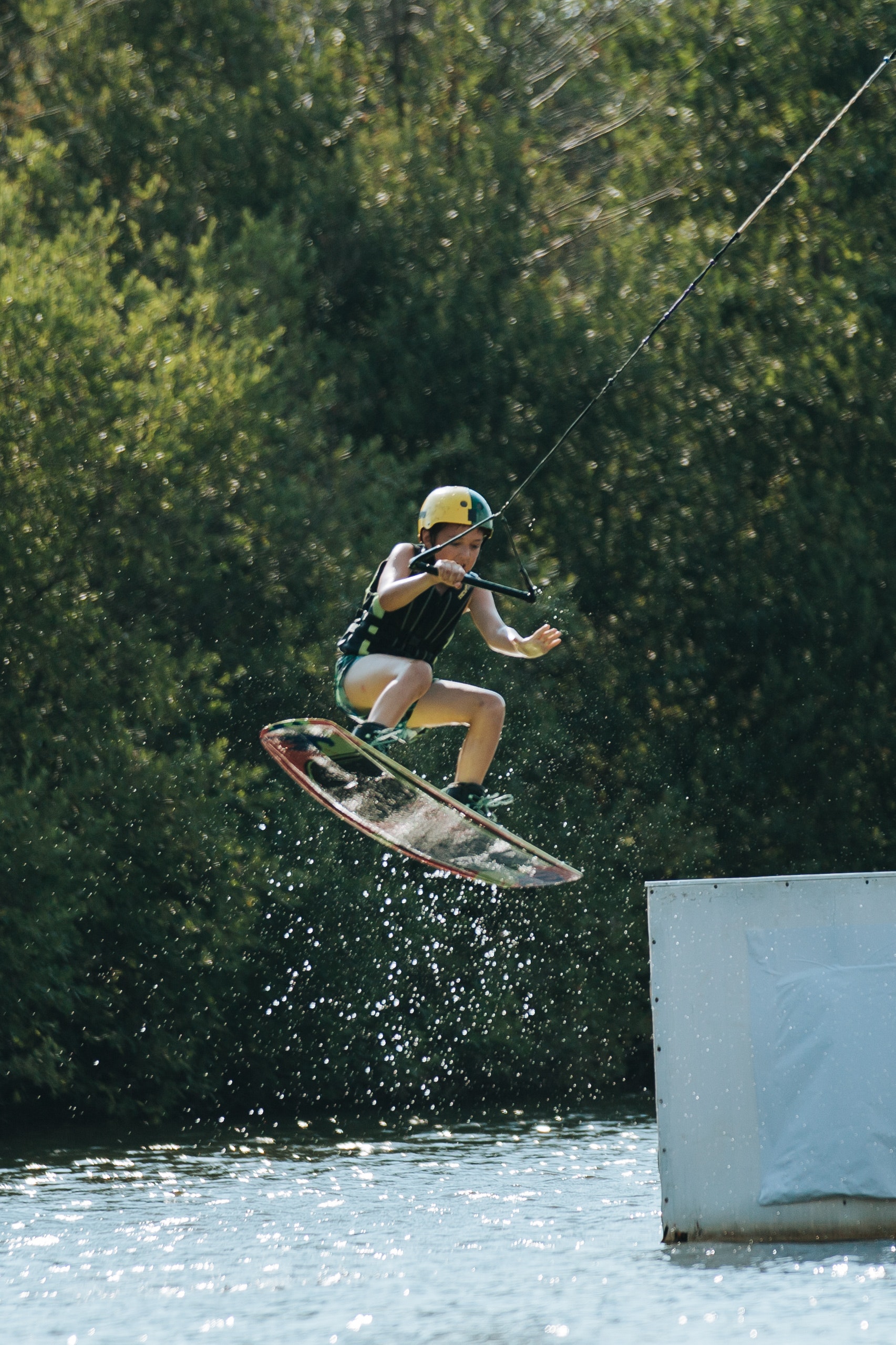 foto de un niño practicando esquí acuático.