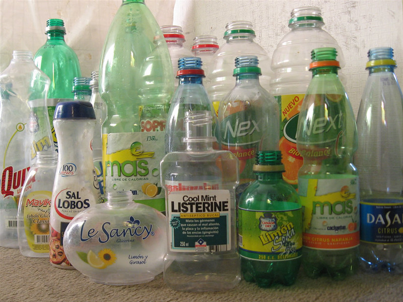 La imagen muestra unas botellas de plástico vacías