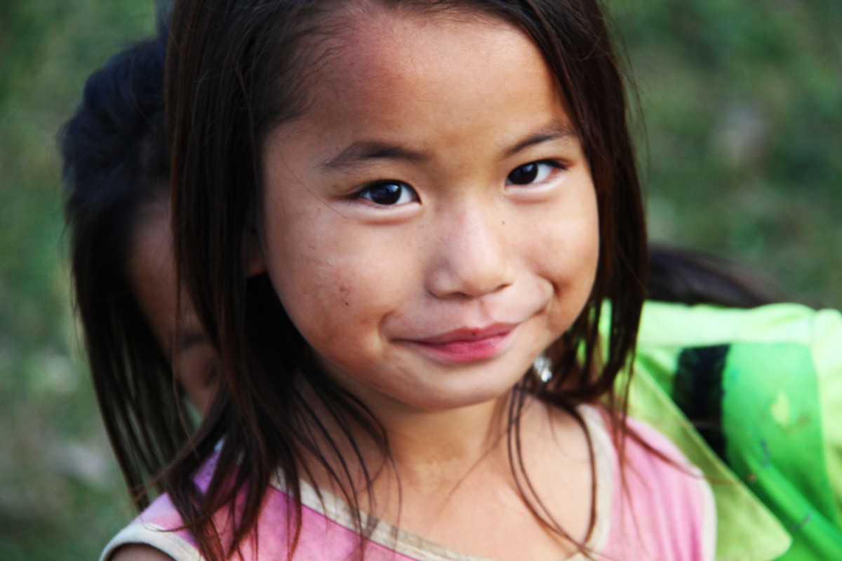 La imagen muestra la cara de una niña oriental