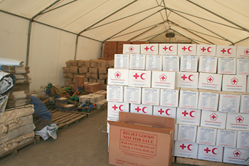 Imagen de un almacén con cajas de productos donados para las personas sin recursos.