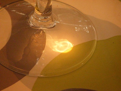 Reflet dans un pied de verre à vin