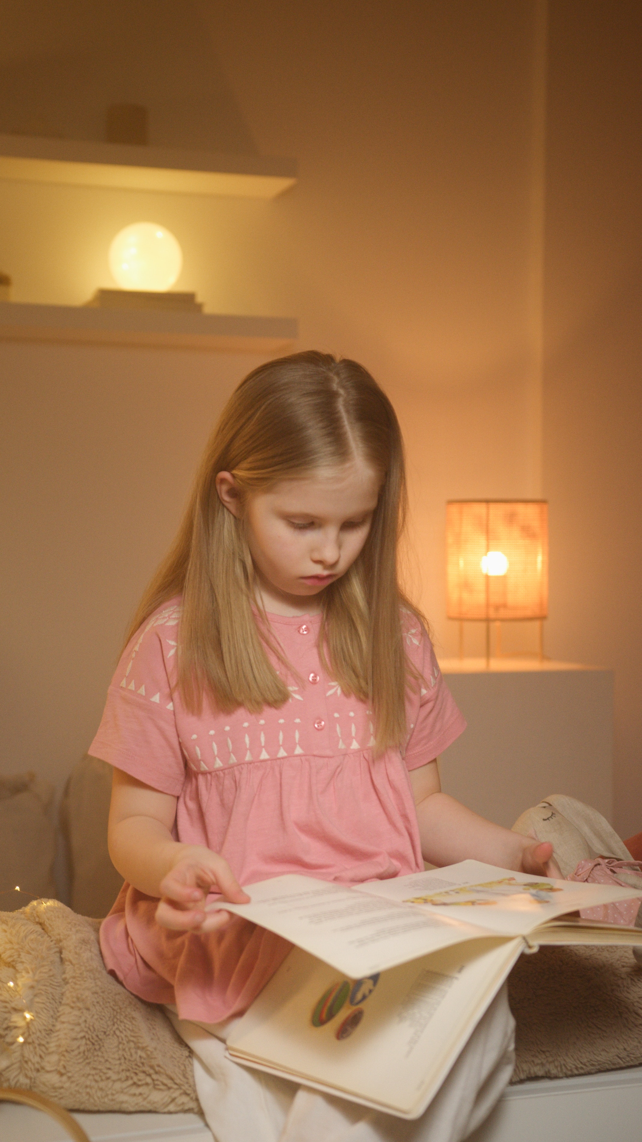 La imagen muestra una niña leyendo un cuento.
