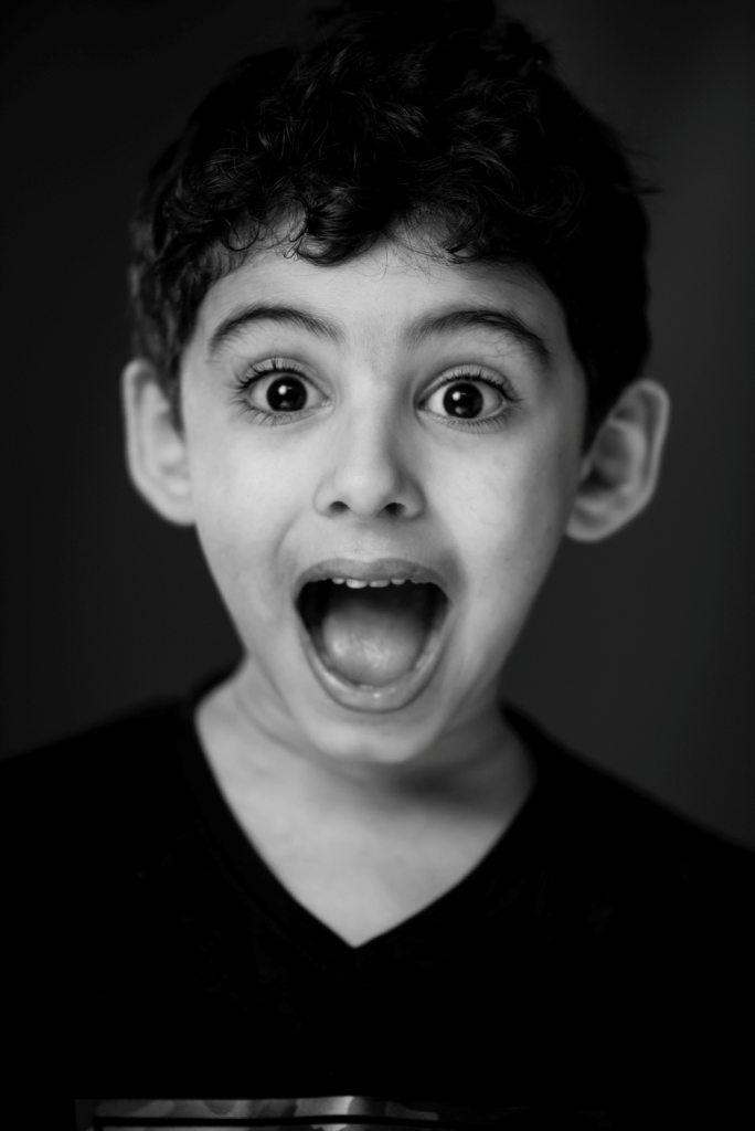 La imagen muestra un niño marroquí abriendo la boca y los ojos con cara de no esperarse algo 