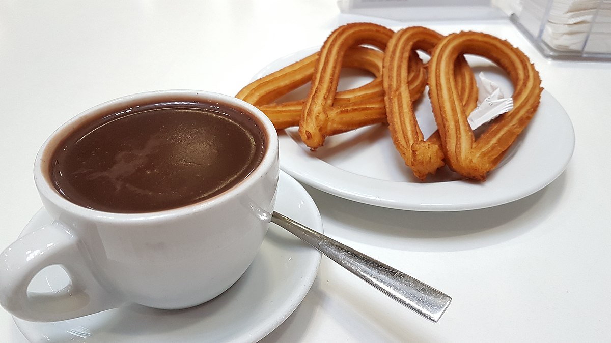 Taza de chocolate. Plato de churros.