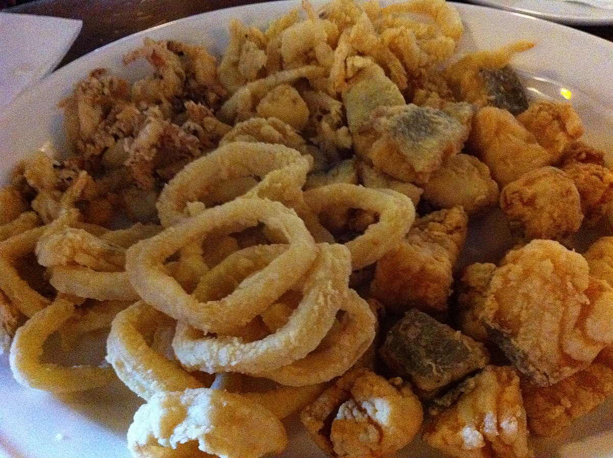 Plato de pescado frito: calamares,adobo y puntillitas.