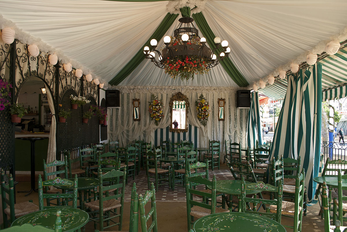 Interior de una caseta de la Feria de Abril. Mesas y sillas. 