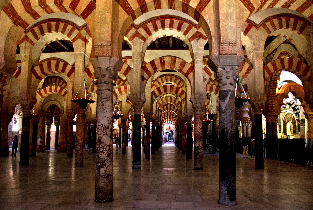 Arcos rojos y blancos de la mezquita de Córdoba.