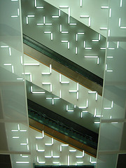 escultura de luz con tubos fluorescentes