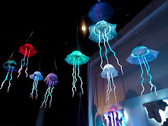 escultura realizada con luces de colores