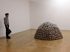 escultura con sacos de arena y tubos de neón