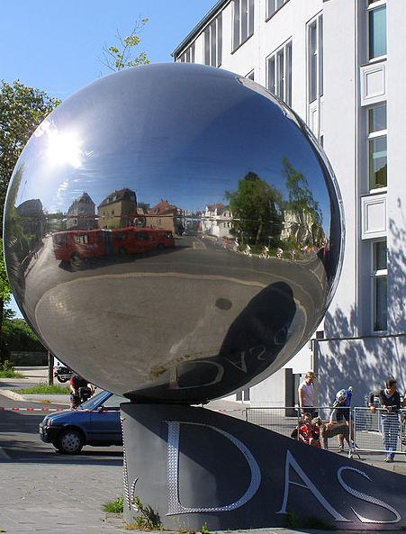 escultura con forma de esfera realizada en metal brillante 