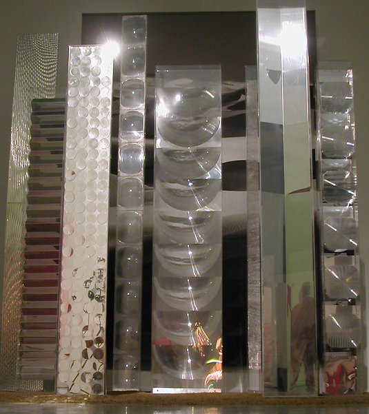 escultura de plexiglas y lentes