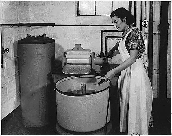mujer trabajando en los 30