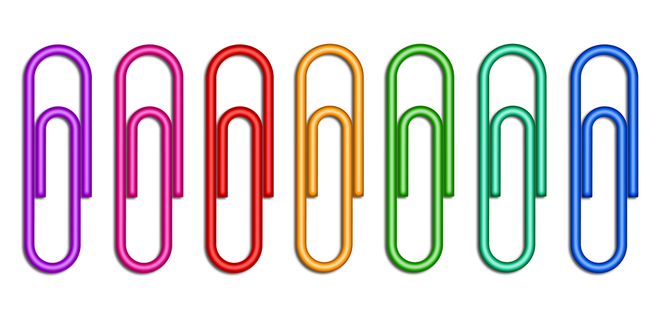 La imagen muestra una fila de clips de diferentes colores