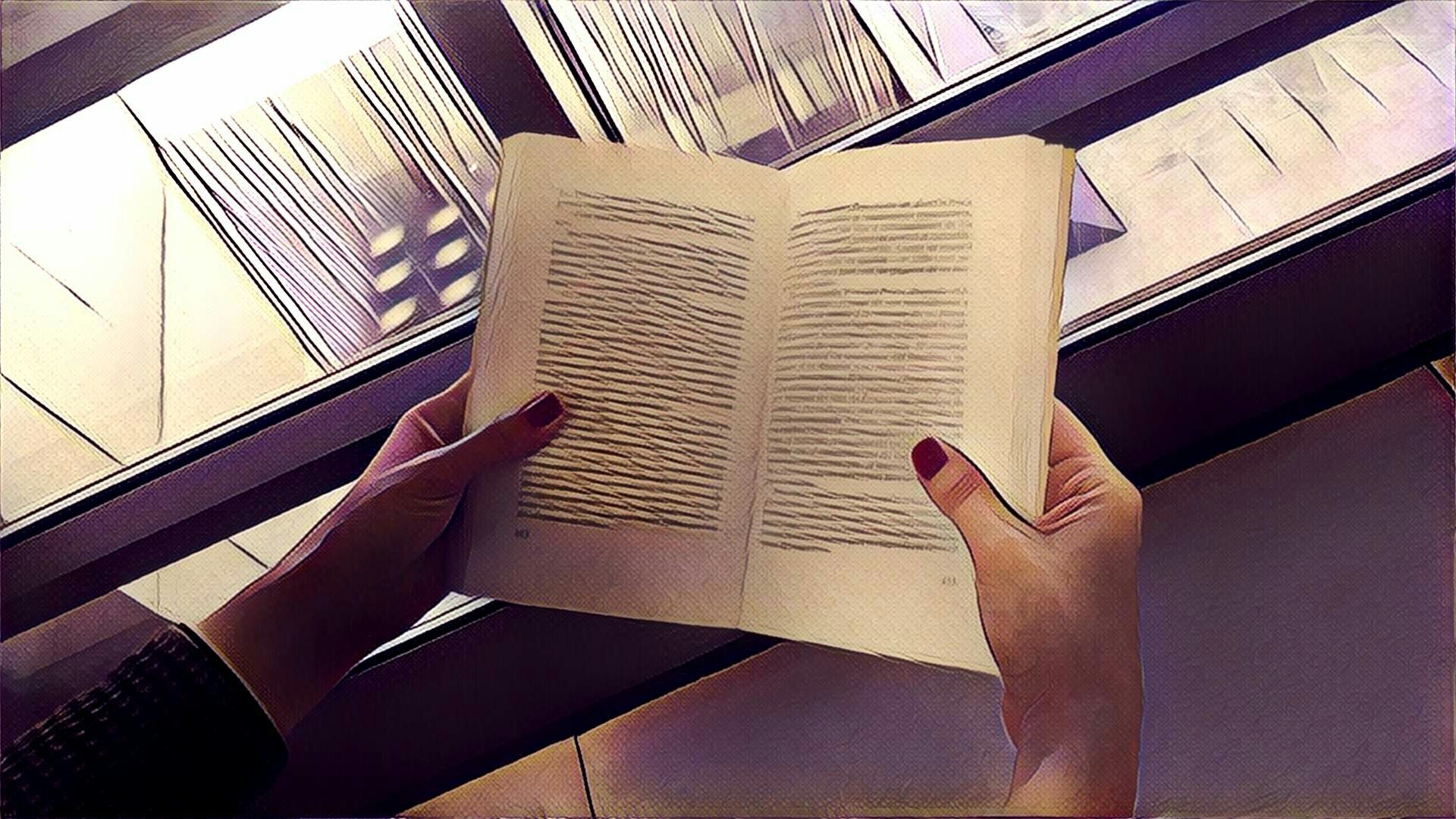 Libro en manos de mujer