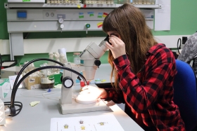 Estudiante en laboratorio