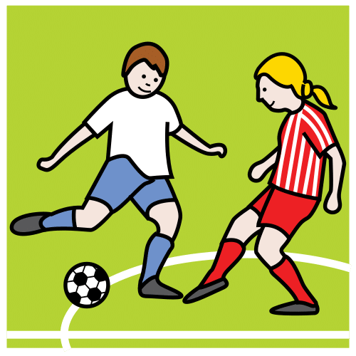 Una niña y un niño jugando al fútbol	