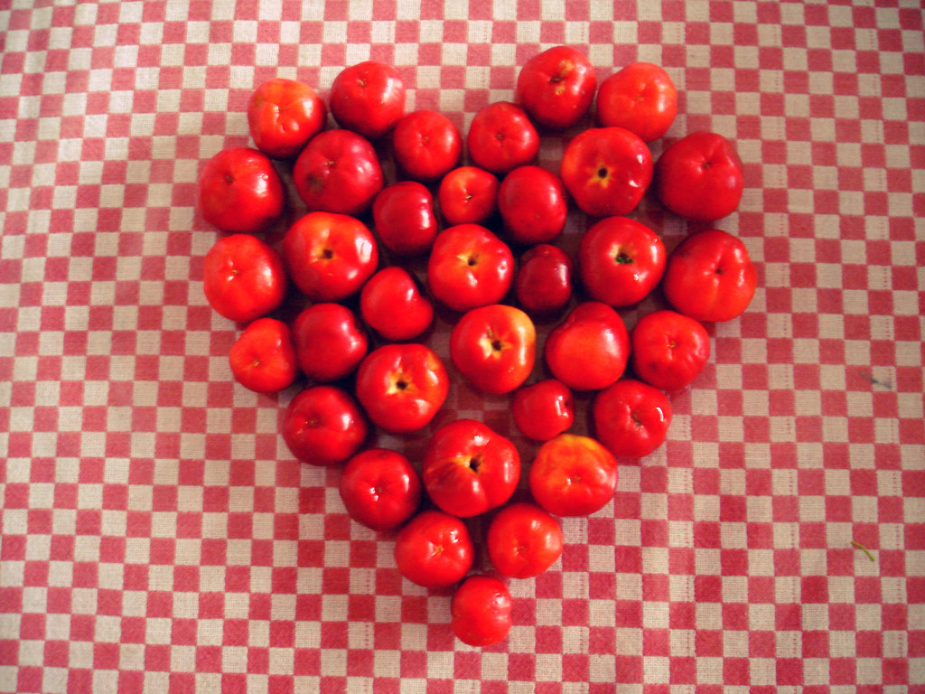 La imagen muestra unos tomates que conforman un corazón.