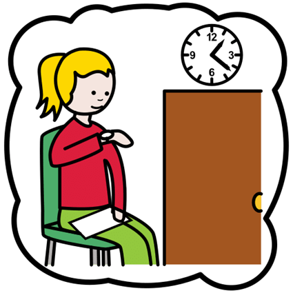 La imagen muestra a una persona sentada frente a una puerta que está mirando el reloj.