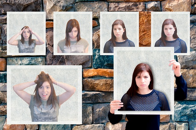 Fotos de una mujer con diferentes expresiones pegadas en un muro.