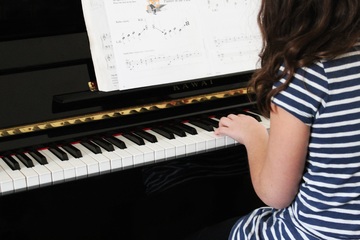 La imagen muestra una pesona tocando un piano.