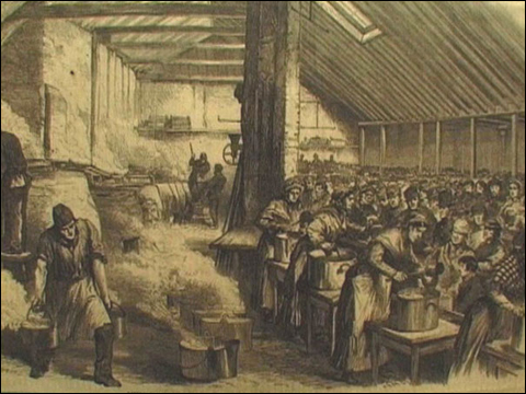 Pobres haciendo cola para recibir el desayuno en un albergue del Ejército de Salvación en Londres (1902)