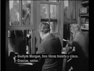 Mineros recogiendo el jornal del día. Fotograma de la película Qué verde era mi valle