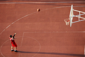 La imagen muestra a un jugador de baloncesto realizando un tiro
