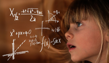 La imagen muestra una niña mirando funciones