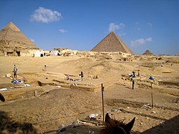 La imagen muestra las Pirámides de Egipto.  