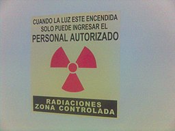 La imagen muestra el símbolo de trébol radiactivo.