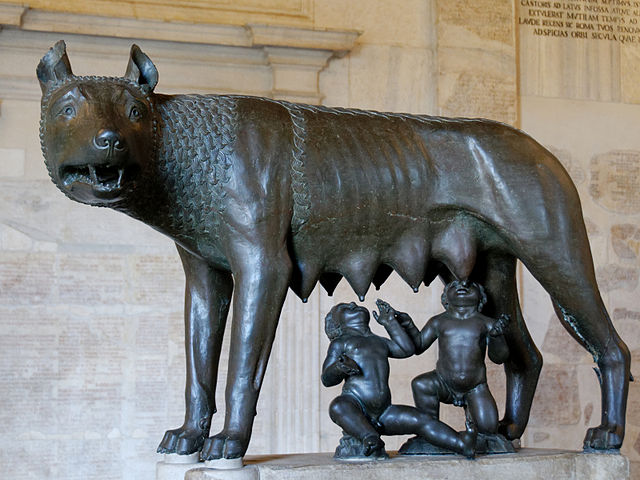 Escultura de la loba luperca amantando a Rómulo y Remo