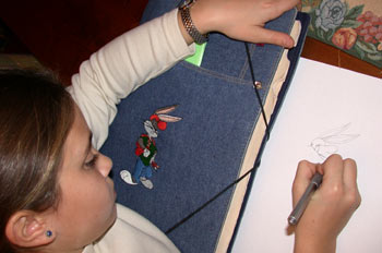 Imagen de una niña copiando un dibujo.