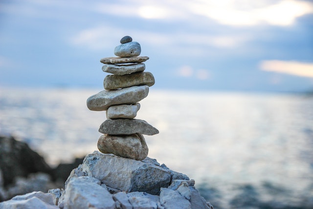 Imagen de una torre de piedras que se mantienen estables y en equilibrio.