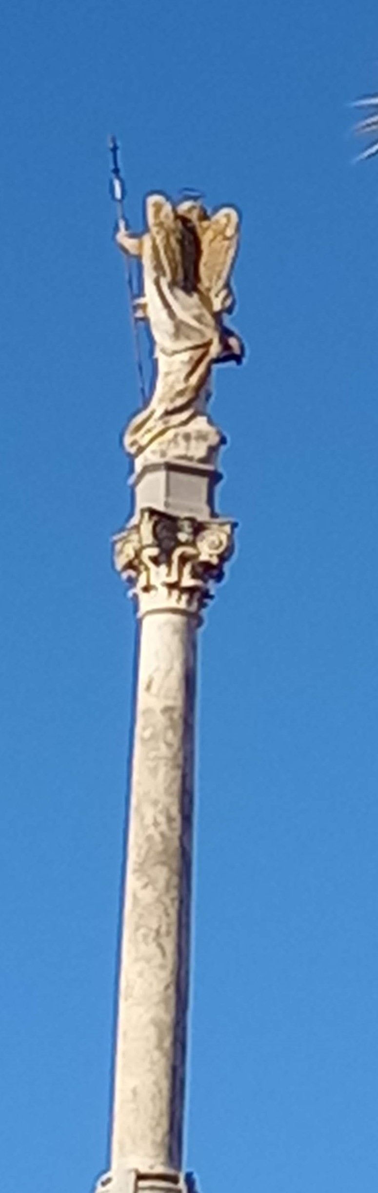 Columna con estatua