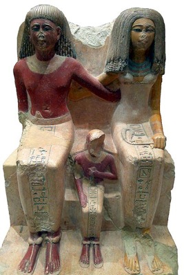Escultura egipcea pintada