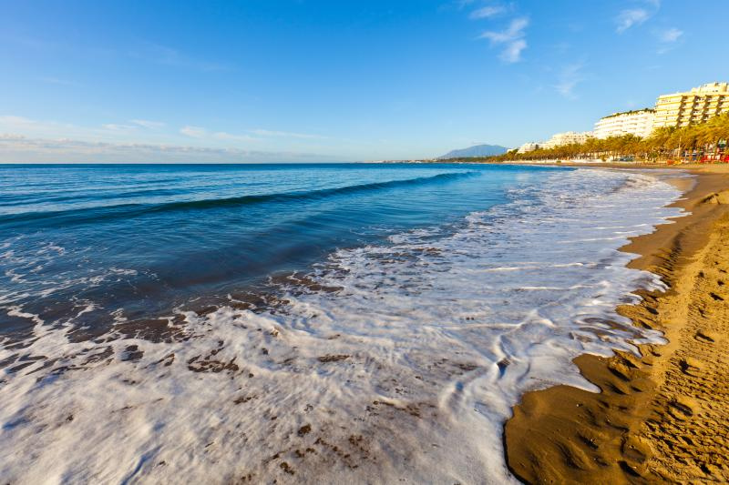 Las costas españolas se benefician de una extraordinaria combinación de Sol y calor en verano gracias a la influencia del anticiclón del norte de África. 